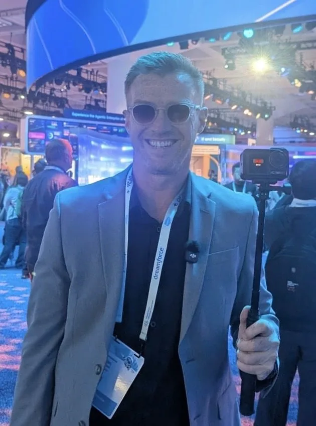Robin Leonard filming on the Dreamforce floor